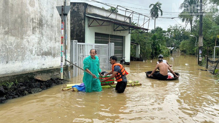东和住宅区的居民范勇先生分享道:“人们也很积极主动。有船的人就用船。有些人用香蕉树和塑料罐做成筏子,出去为人们购买和接收食物。” 东和住宅区的居民范勇先生分享道:“人们也很积极主动。有船的人就用船。有些人用香蕉树和塑料罐做成筏子,出去为人们购买和接收食物。”