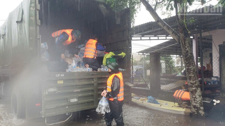 各地区防守指挥部向当地群众发放物资。 各地区防守指挥部向当地群众发放物资。
