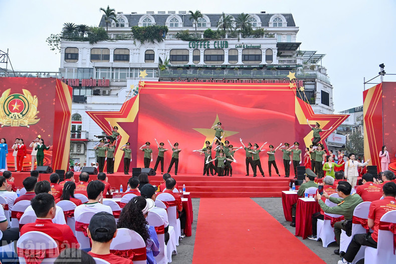 由人民公安部队战士表演的文艺节目。