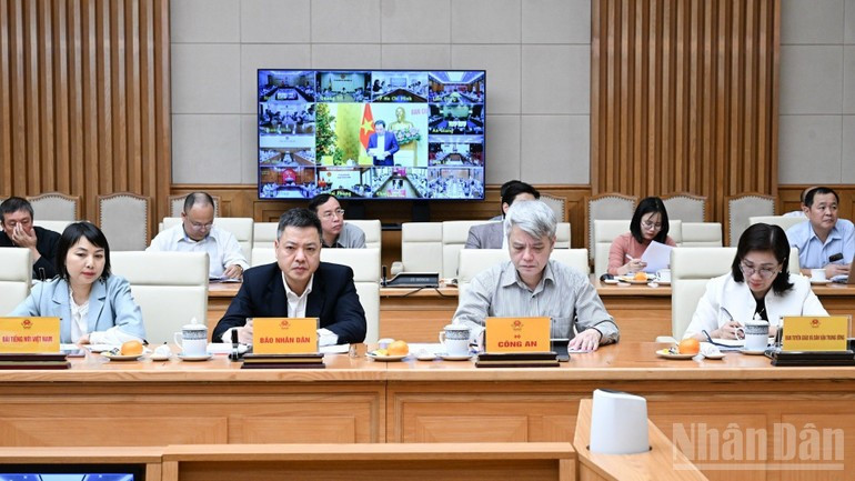 各位代表出席会议。