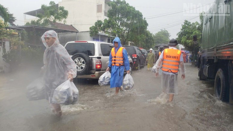 此外,该市越南祖国阵线委员会救灾动员委员会与该市军事指挥部和红十字会协调,在黎文贤街470号(五行山坊)组织救灾物资接收点。该单位将分配并负责运输,以支援受灾街区和乡镇的民众。 此外,该市越南祖国阵线委员会救灾动员委员会与该市军事指挥部和红十字会协调,在黎文贤街470号(五行山坊)组织救灾物资接收点。该单位将分配并负责运输,以支援受灾街区和乡镇的民众。