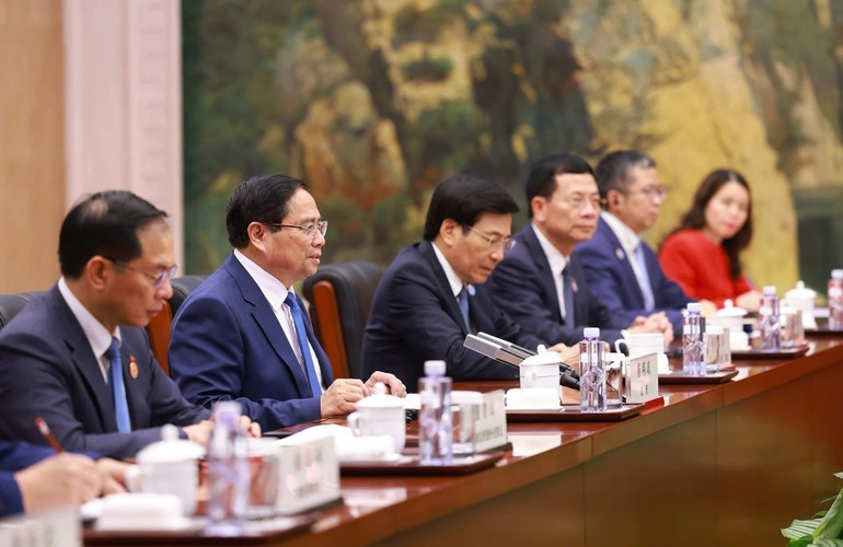 范明正总理以及越方代表出席会谈。