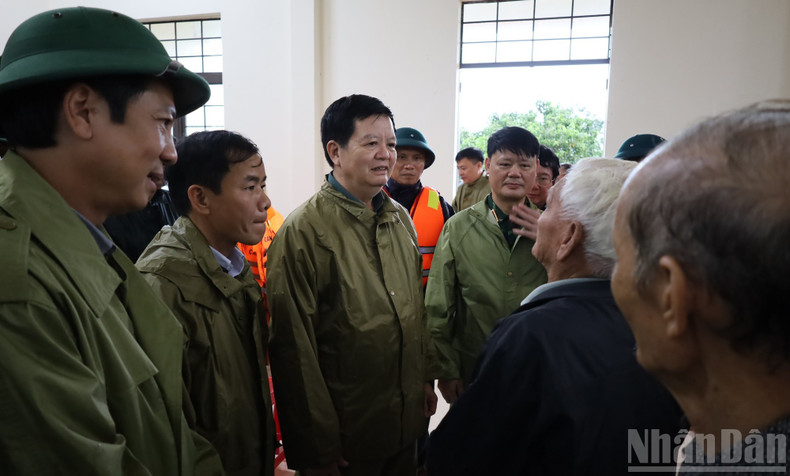 越南副总理梅文正亲切探望了在延生乡盖亚村社区学习中心避难的洪灾人民。 越南副总理梅文正亲切探望了在延生乡盖亚村社区学习中心避难的洪灾人民。