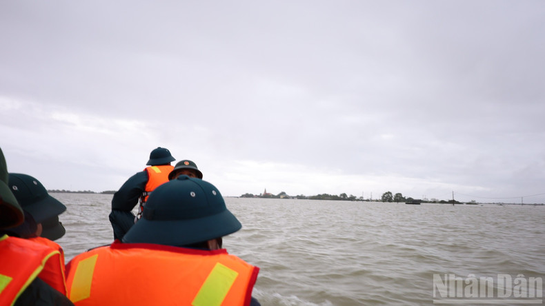 由于洪水泛滥,延生乡及海陵县南部许多地区被孤立时间长达一周。 由于洪水泛滥,延生乡及海陵县南部许多地区被孤立时间长达一周。