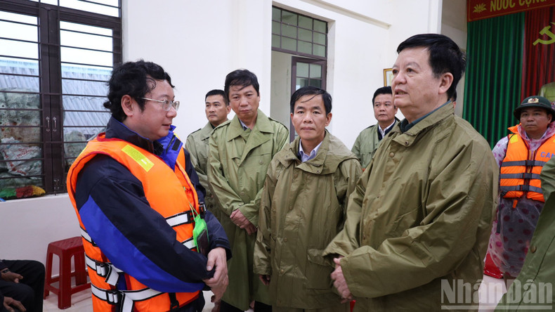 梅文正副总理要求地方政府密切关注人民状况,及时提供援助,确保人民免受饥饿和疾病之苦。洪水过后,必须立即开展环境清理工作,尽快恢复正常生活。 梅文正副总理要求地方政府密切关注人民状况,及时提供援助,确保人民免受饥饿和疾病之苦。洪水过后,必须立即开展环境清理工作,尽快恢复正常生活。