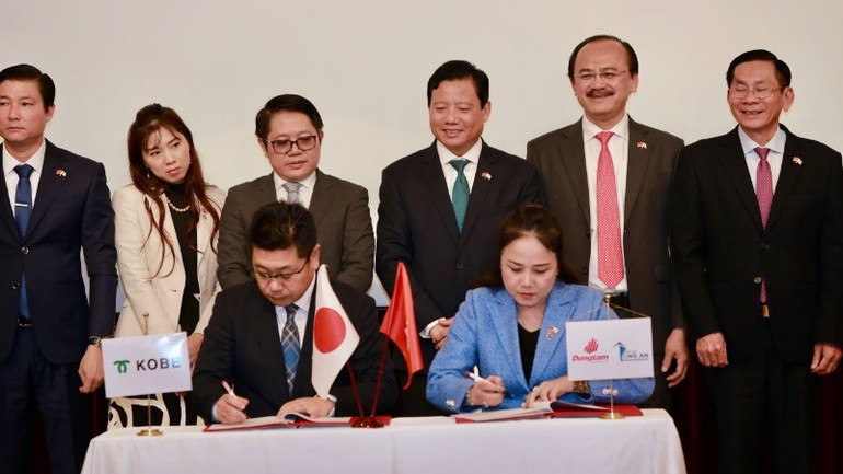 隆安国际港与神户港合作谅解备忘录签订仪式。