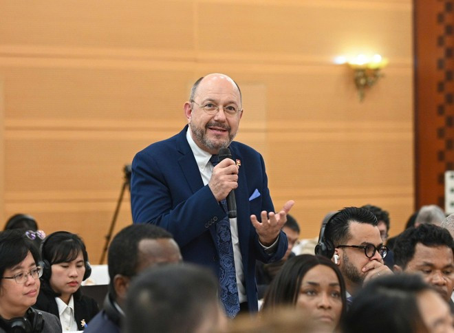 瑞士驻越南大使托马斯·加斯发表讲话。（图片来源：越通社）