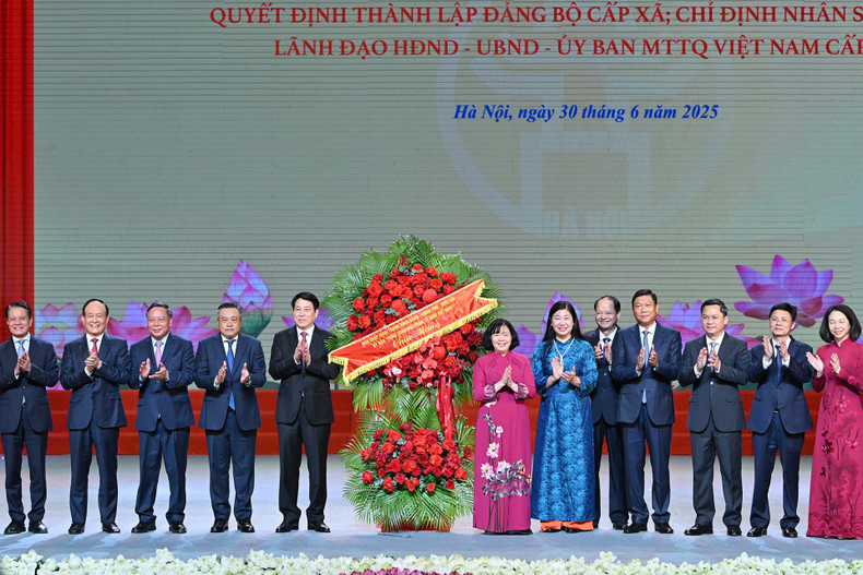 国家主席梁强送花祝贺河内市委、人民议会、人民委员会、越南祖国阵线委员会。 image5-6743.png