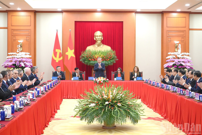 苏林总书记主持会见出席《河内公约》开放签署仪式的各国代表团团长。 苏林总书记主持会见出席《河内公约》开放签署仪式的各国代表团团长。