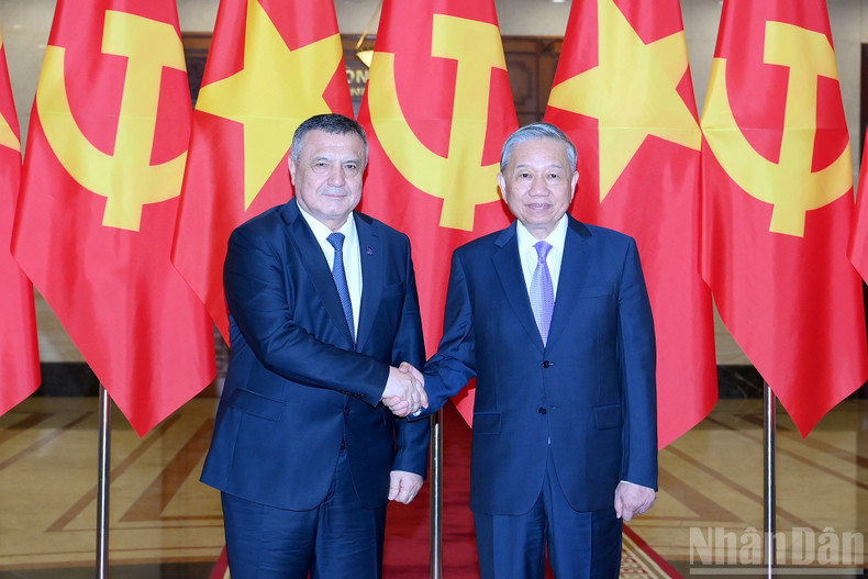 苏林总书记与乌兹别克斯坦众议院议长。 苏林总书记与乌兹别克斯坦众议院议长。