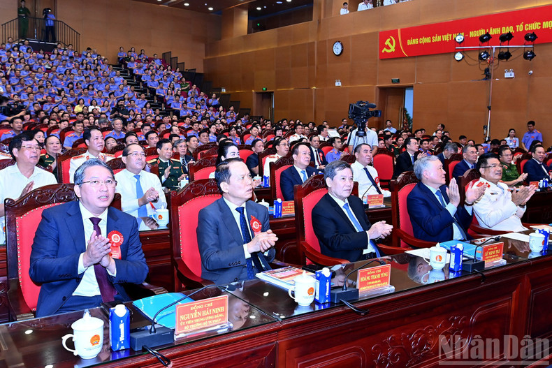 各位代表出席庆典。