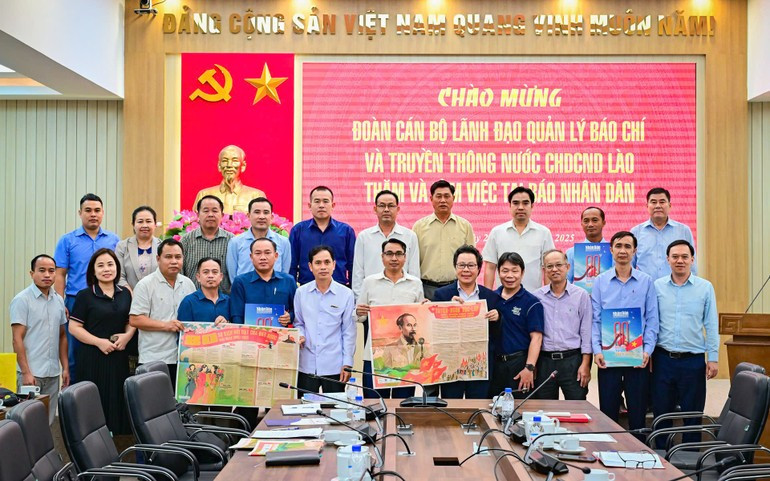 双方合影留念。 双方合影留念。