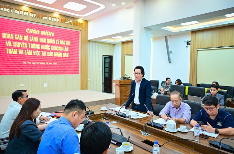 越南《人民报》社科技部主任武梅黄在会上发表讲话。 越南《人民报》社科技部主任武梅黄在会上发表讲话。