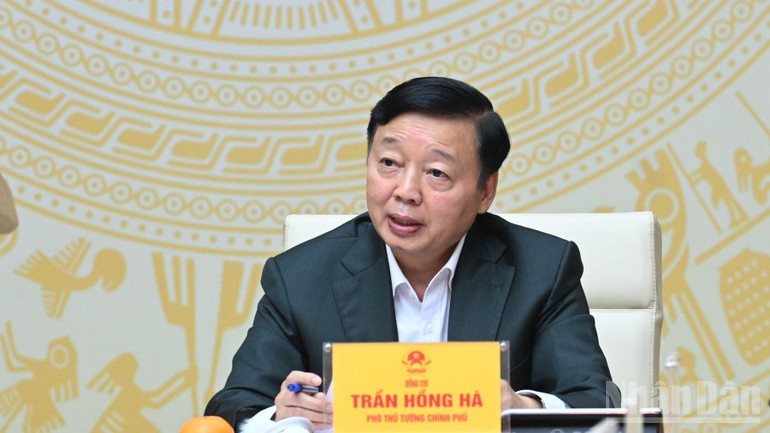 陈红河副总理在会上发表讲话。