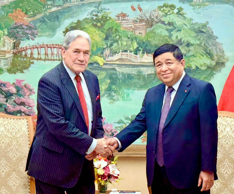 越南政府副总理阮志勇会见新西兰外交部长温斯顿·彼得斯。