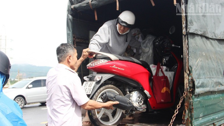 连续不断协助人民。 连续不断协助人民。