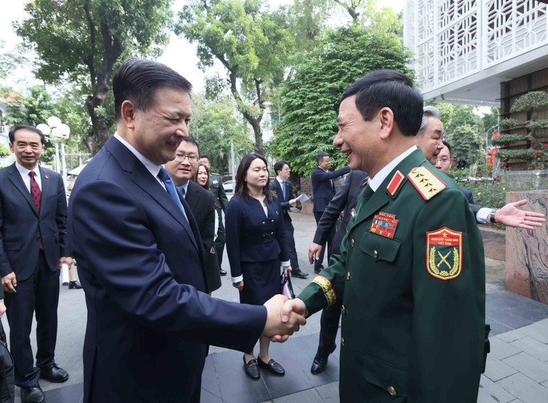 越南国防部部长潘文江大将迎接中国公安部长王小洪。