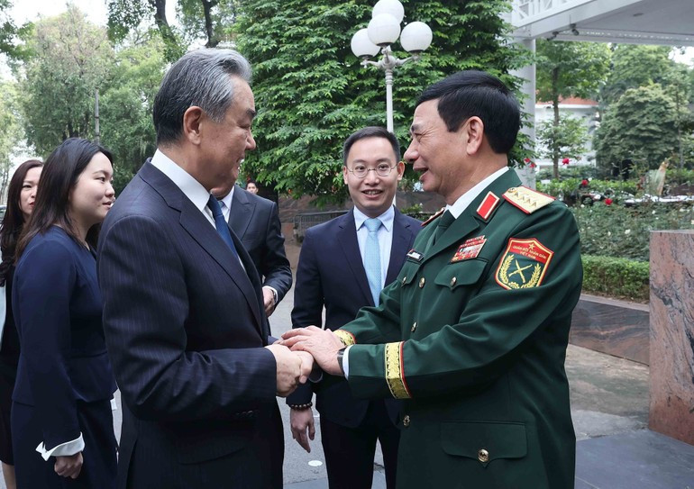 越南国防部部长潘文江大将迎接中国外交部部长王毅。