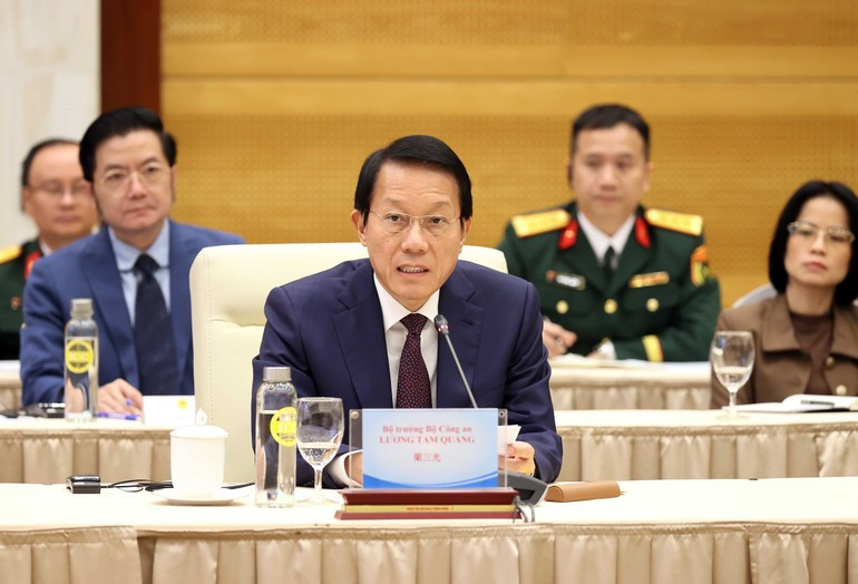 越南公安部部长梁三光大将在会上发表讲话。