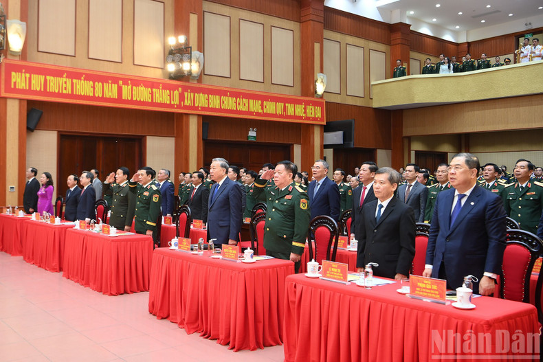 苏林总书记与各位代表实现向国旗敬礼仪式。