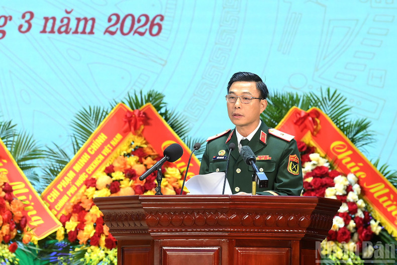 工兵兵种司令陈忠和少将在典礼上发表讲话。