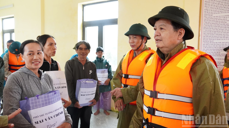 此前,越南政府副总理梅文正曾到访宁州乡友新村,并向村民赠送礼物。 此前,越南政府副总理梅文正曾到访宁州乡友新村,并向村民赠送礼物。