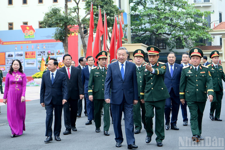 苏林总书记与各位代表出席出席越南工兵兵种成立80周年纪念典礼暨胡志明勋章授勋仪式。
