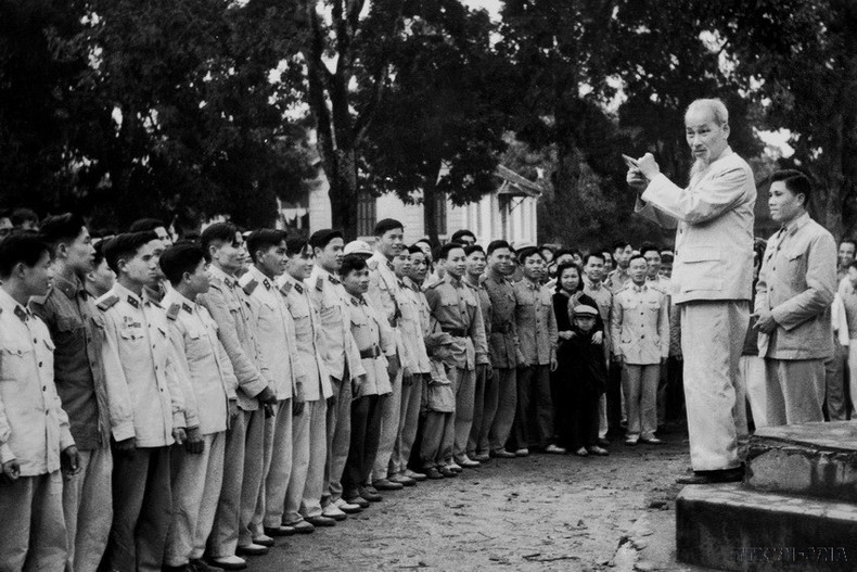胡志明主席1961年2月14日视察首都河内的武装人民公安单位。(图片来源:越通社) vna-potal-80-nam-cong-an-nhan-dan-viet-nam-vi-nuoc-quen-than-vi-dan-phuc-vu-8196265.jpg