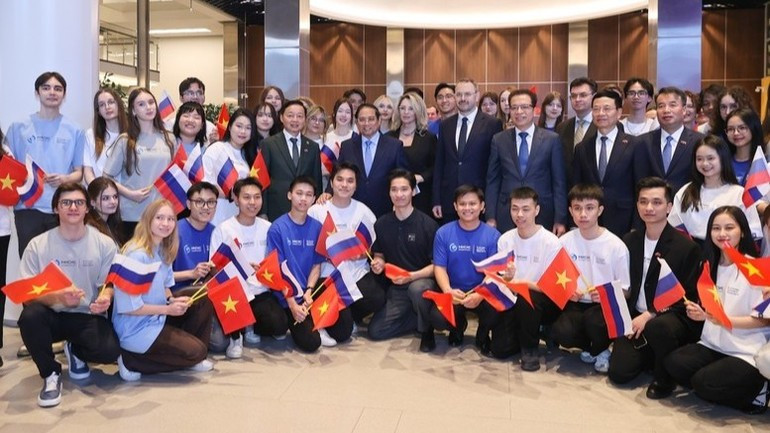 范明正总理与俄罗斯国家研究型技术大学学生合影。