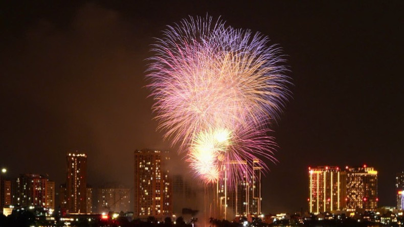 烟花照亮了西湖夜空。 htay.jpg