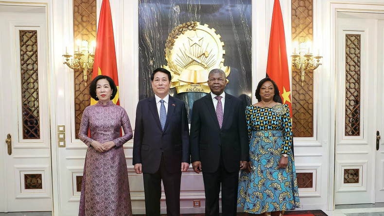越南国家主席梁强及夫人与安哥拉总统若昂·曼努埃尔·贡萨尔维斯·洛伦索及夫人。 vna-potal-le-don-chinh.jpg