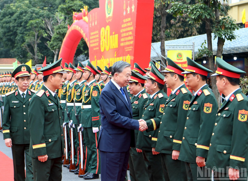 苏林总书记与国防部和工兵兵种领导人。