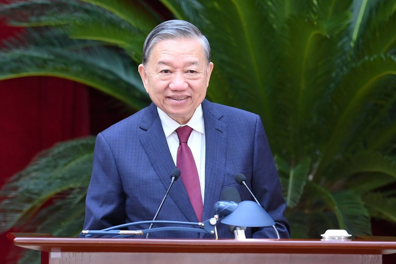 苏林总书记在会上致闭幕词。