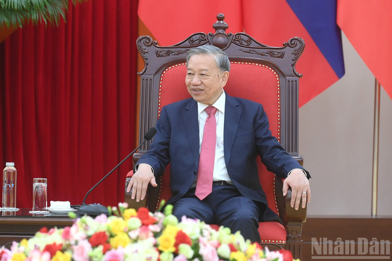 苏林总书记在会上发表讲话。 苏林总书记在会上发表讲话。