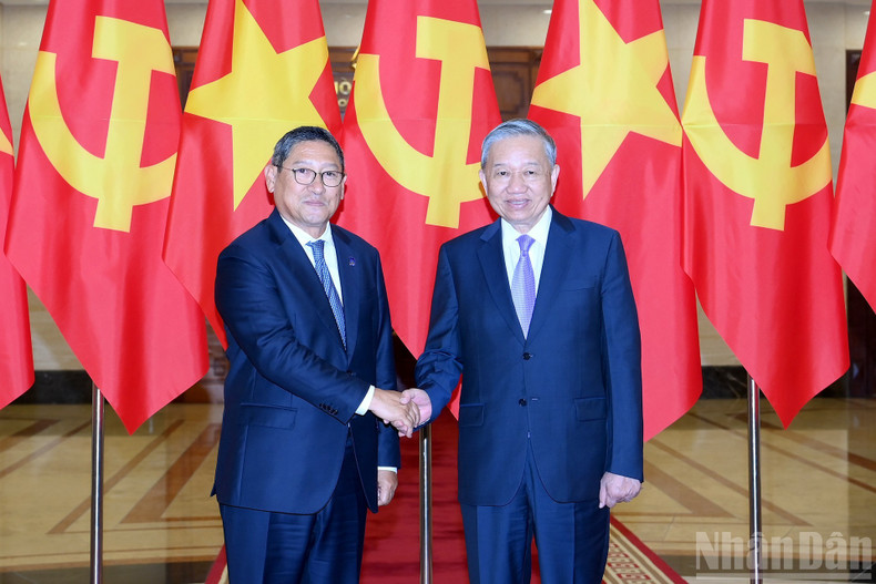 苏林总书记与柬埔寨副首相。 苏林总书记与柬埔寨副首相。