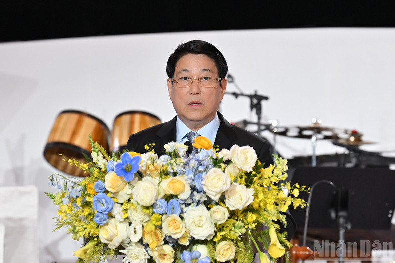 国家主席梁强发表讲话。