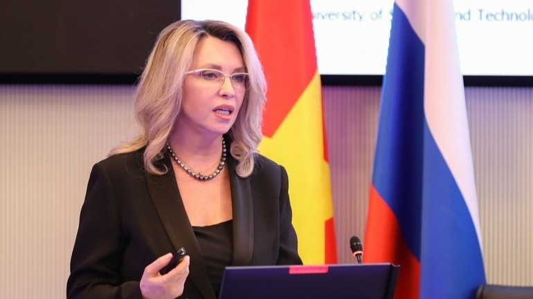 校长切尔尼科娃·阿列夫季娜介绍了学校发展历程、突出成就。