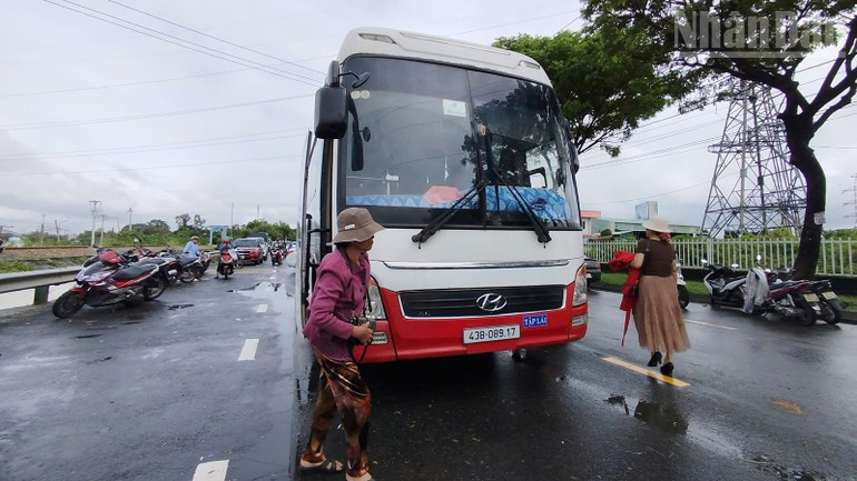 一些私家车司机来到洪水区,帮助人们过河。 一些私家车司机来到洪水区,帮助人们过河。