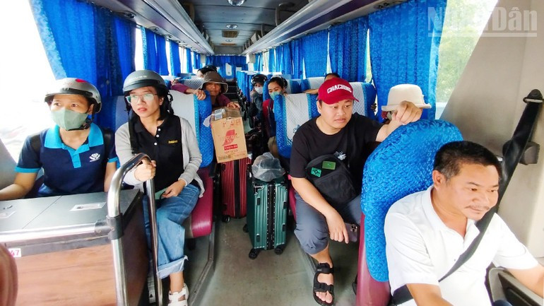 人们乘坐公共汽车穿过洪水区。 人们乘坐公共汽车穿过洪水区。