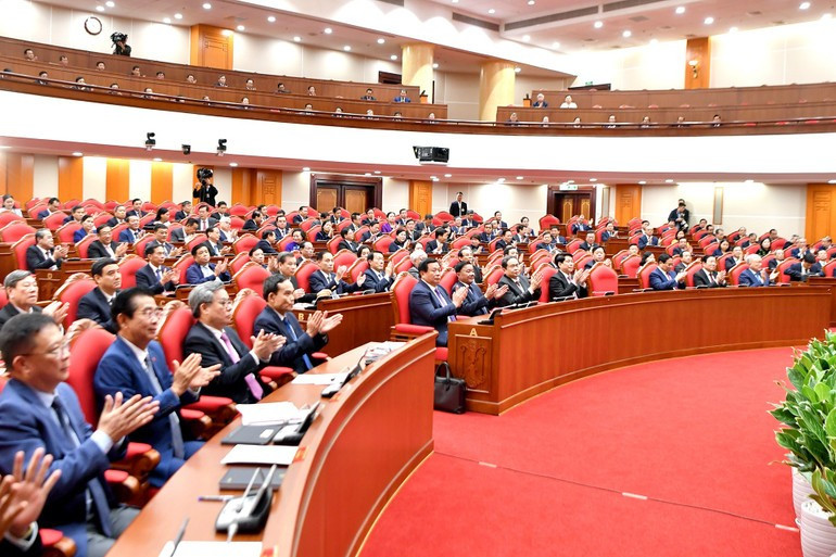 党和国家领导以及各位代表出席会议。