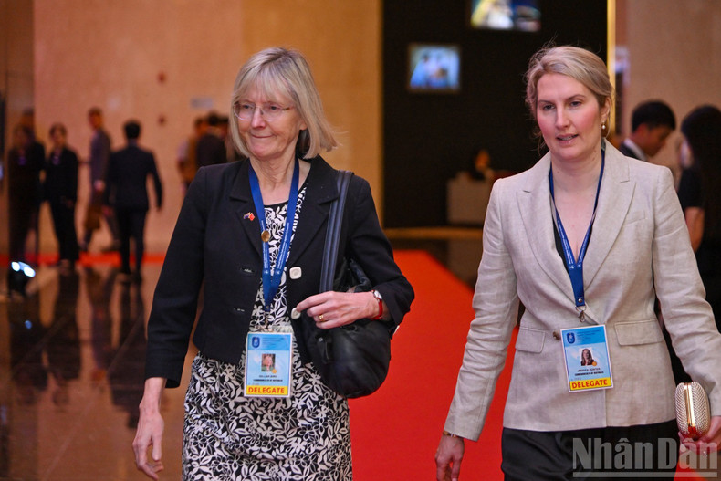 国际代表出席招待会。