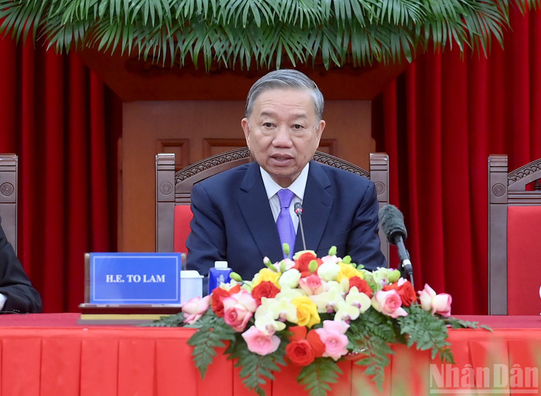 苏林总书记在会上发表讲话。 苏林总书记在会上发表讲话。