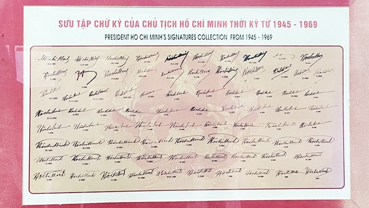 向与会代表介绍1945年至1969年胡志明主席的签名集。 221a.jpg
