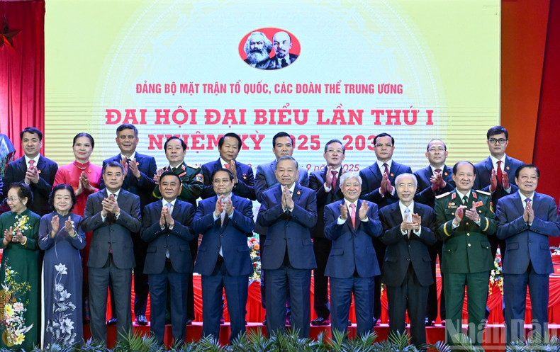 苏林总书记同党和国家领导、前领导人合影。 bnd-3620.jpg