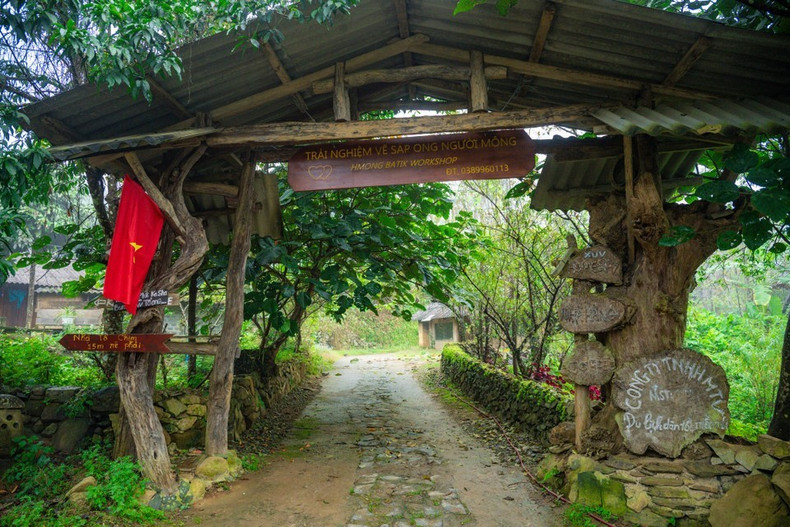 新水湖村村民介绍说，这里四季皆美：春天有桃花、李花；夏天空气清新，溪水凉爽；秋天梯田金黄铺满天地；冬天村庄笼罩在薄雾中，景色浪漫迷人。