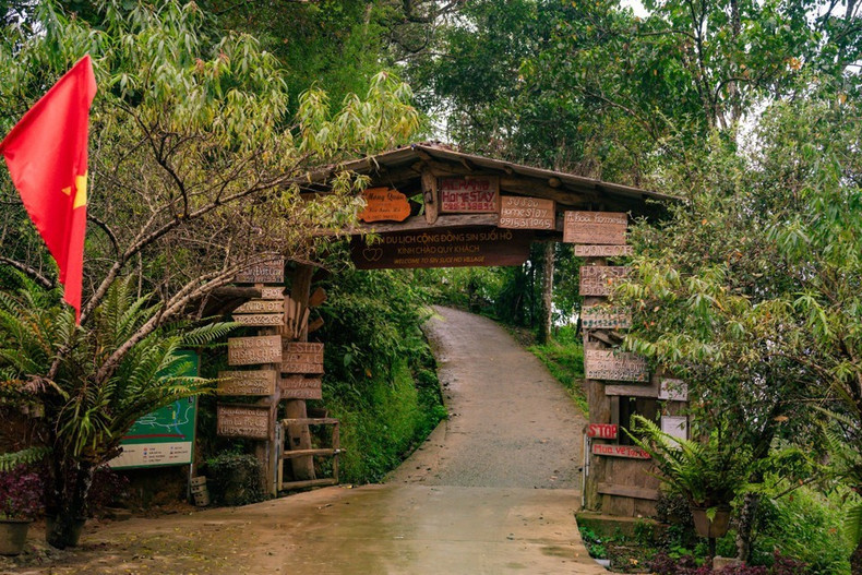 隐匿在白云山半腰，海拔超过1500米，距莱州中心约30公里的新水湖村（莱州省新水湖乡），以其连绵壮丽的自然景观和清凉宜人的气候，吸引游客。