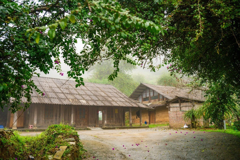 新水湖的地方文化特色得以较完整保留，从传统节日、风俗习惯、服饰、美食、民居建筑，到蜿蜒通向村落的小径上的苔藓石墙，无不展现其原汁原味的文化价值。