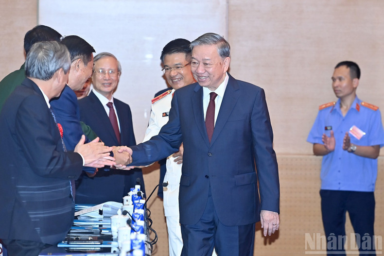 苏林总书记与出席会议代表。