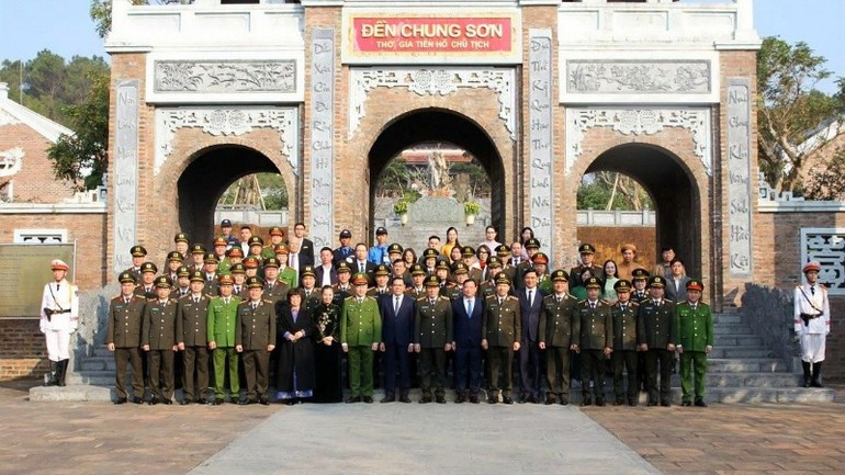 各位代表在钟山庙合影。