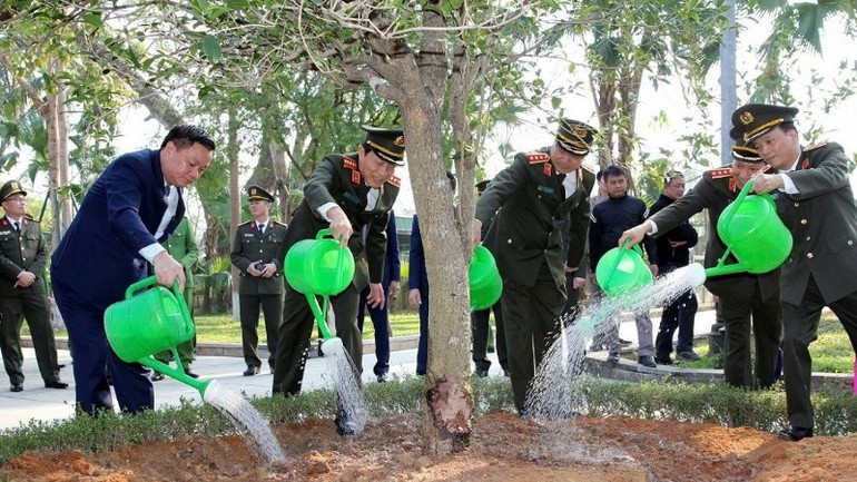各位代表在金莲国家级特殊遗迹区植树。